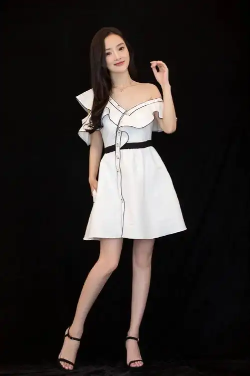 李小璐真大胆一袭裸色薄纱长裙现身网友太飘了