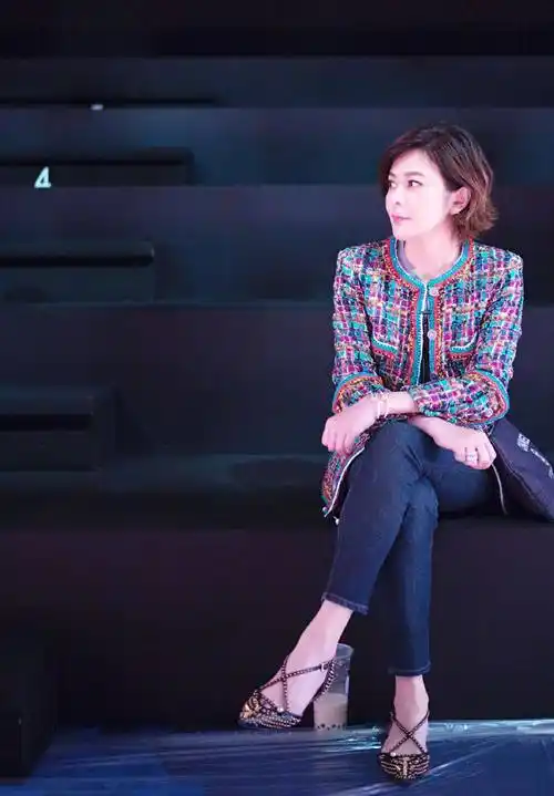 关之琳一把年纪也不收敛穿浴袍出席活动真不怕让人笑话