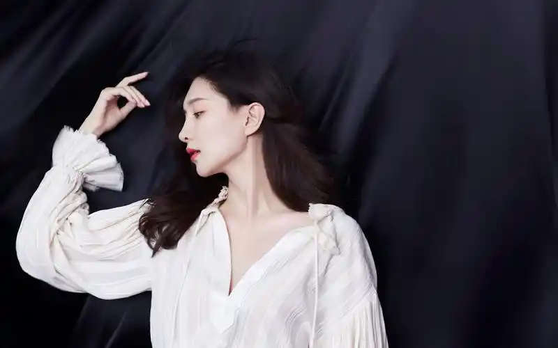 江疏影性感优雅写真桌面壁纸