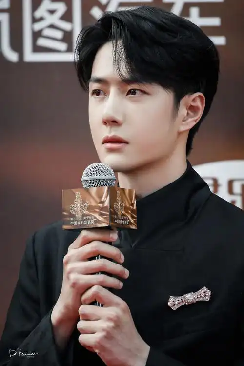 状态很好,笑容很迷人,期待一博的光芒绽放,点亮未来@uniq-王一博#王