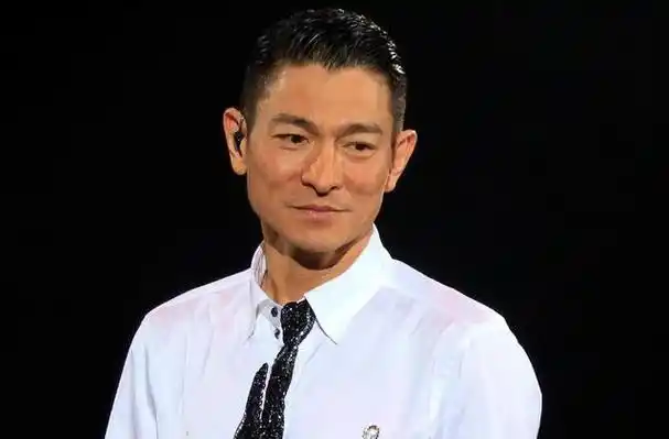 这些照片中,刘德华头发斑白,面容苍老,甚至有网友直言,看起来像80岁的