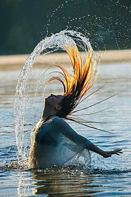 侧面视角_美女_水中_投掷_湿发_背影_展开双臂_高清图片_全景视觉