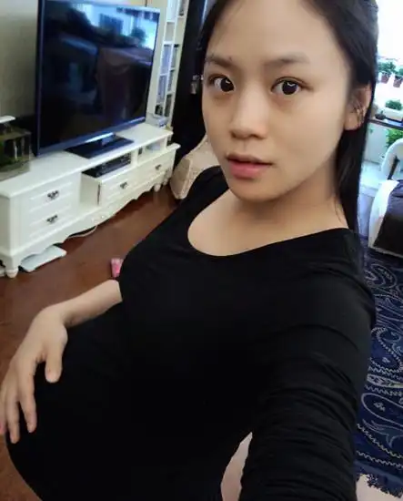 黄英挺巨肚曝即将生产 准爸爸曹帅停工备