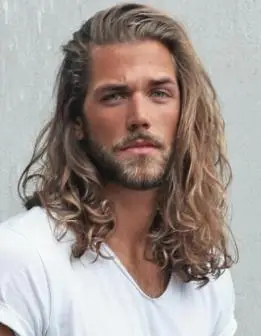 头时尚个性男生长发丸子头图片 尽显时尚酷帅气质狼尾烫头发型图片 小