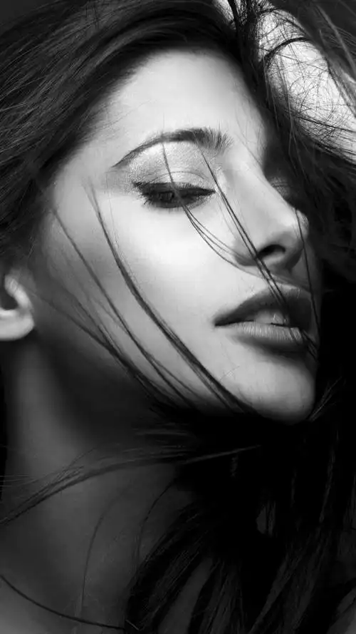 分享几张黑白色调高清美女壁纸.