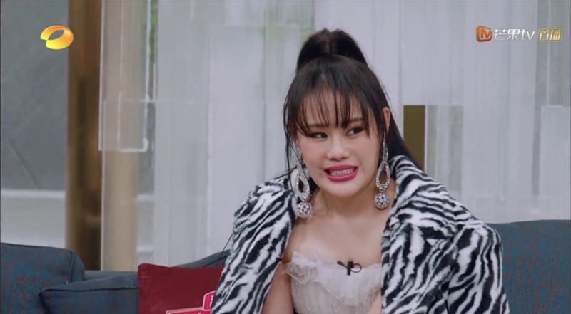 当《你的色彩》这首歌竞演到高潮时,袁娅维的表情也说不了谎,虽然事后