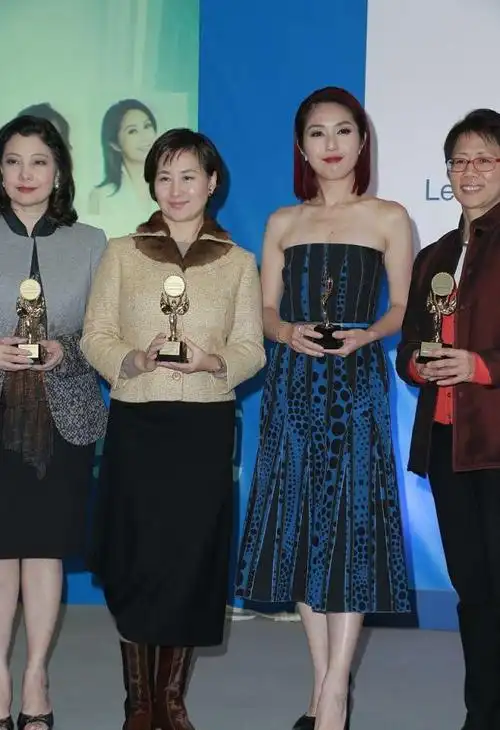 杨千嬅虽然小陈慧琳2岁,不过并肩气场不太足,同穿露肩装显差异