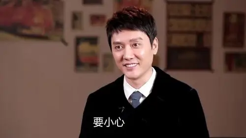 《知否》赵丽颖在片场看手机,冯绍峰凑向前一起看,两人笑得好甜