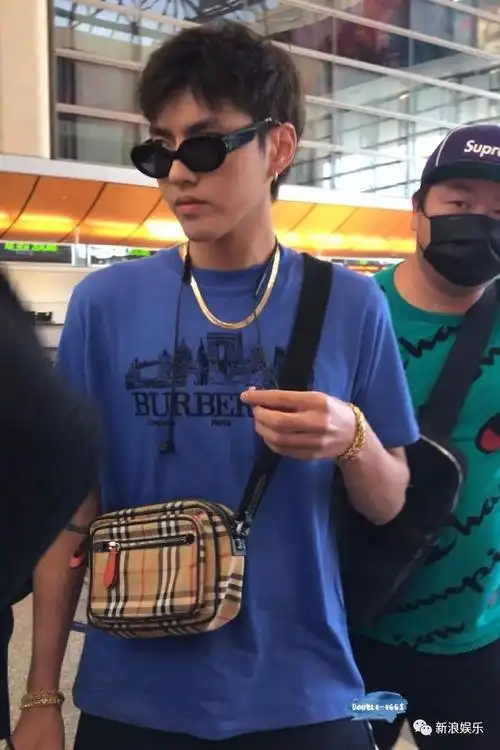 今天一大早,吴亦凡从洛杉矶出发回国,当时的画风是这样的.