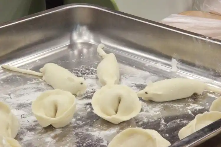 文教职工同乐包饺子,欢欢喜喜过大年