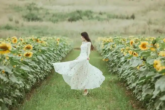 少女的裙摆撑得起整个夏天的温柔,如果是穿着长裙拍照,旋转裙摆是不错