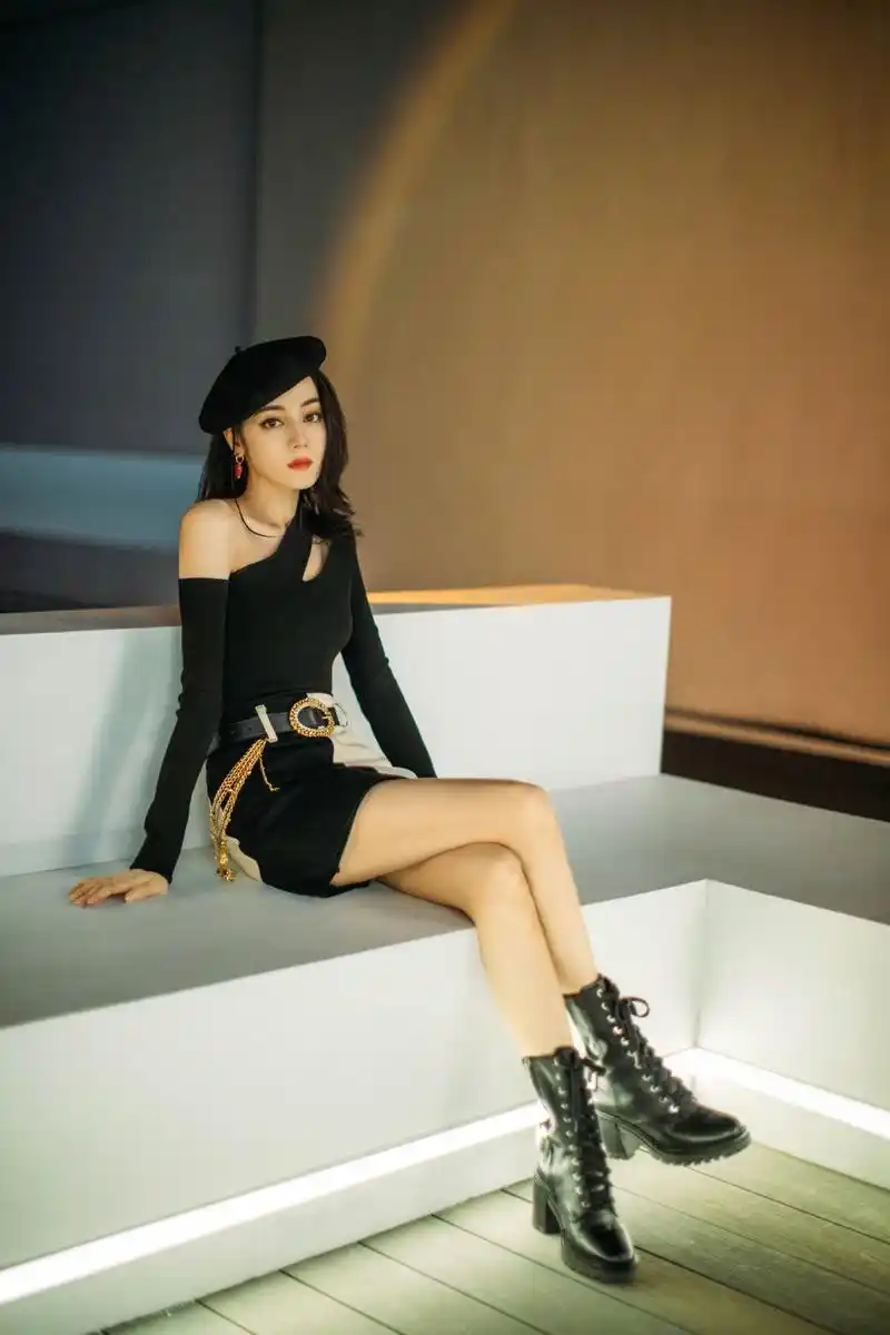 迪丽热巴秋日穿搭超美写真