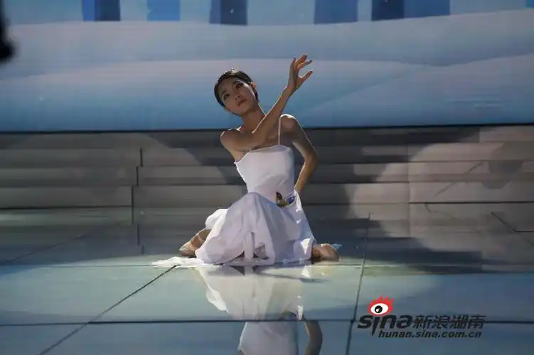 2014星姐13强出炉 上演中国风泳装秀