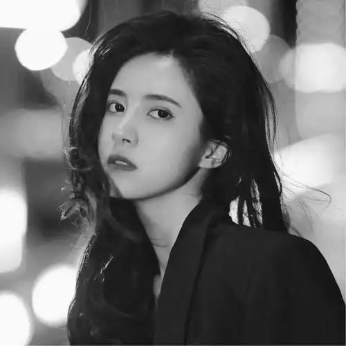 高冷范黑白女生头像