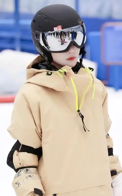 潮流合伙人刘雨昕则身穿米灰色工装风连帽卫衣款滑雪服亮相,领口的