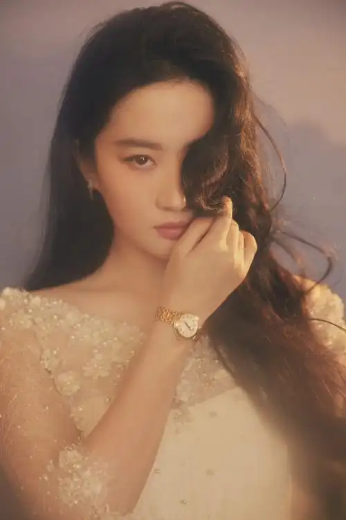 刘亦菲最新大片 白色珍珠礼裙搭配披肩卷发,气质温柔!__财经头条