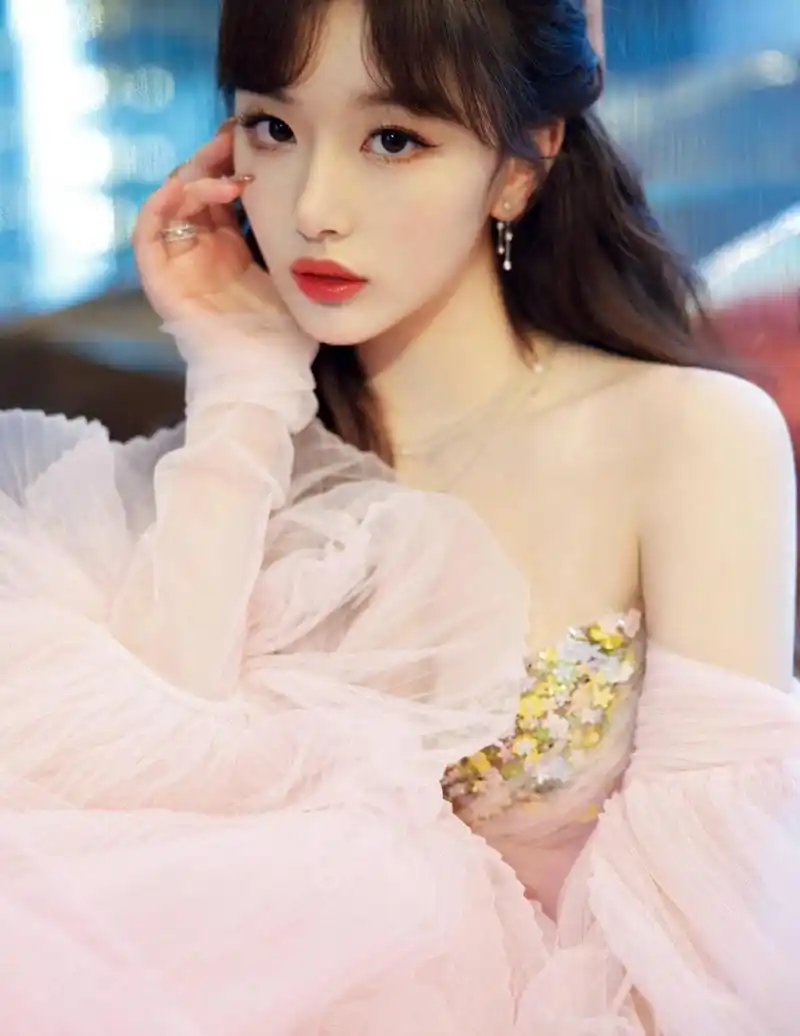 孔雪儿着花朵抹胸纱裙惊艳全场,笑起来好甜,太仙气了|孔雪儿|纱裙