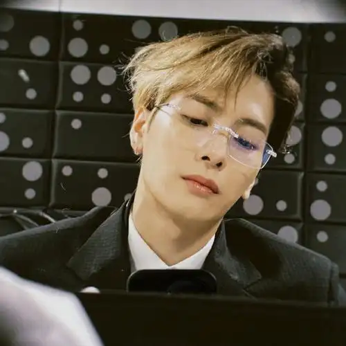 6级的小可爱即可获得@王嘉尔的新鲜亲笔签名照一张～会验证主页粉籍