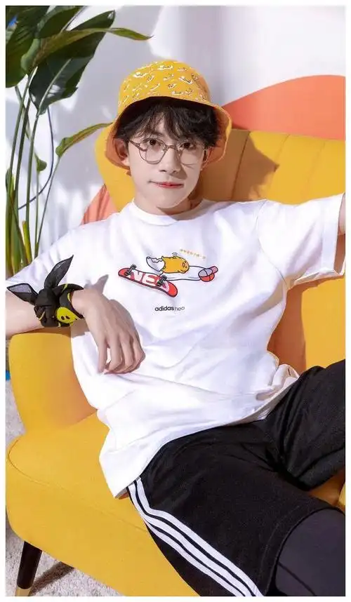 活力少年易烊千玺上线了,阳光帅气的奶烊俘获你的少女心