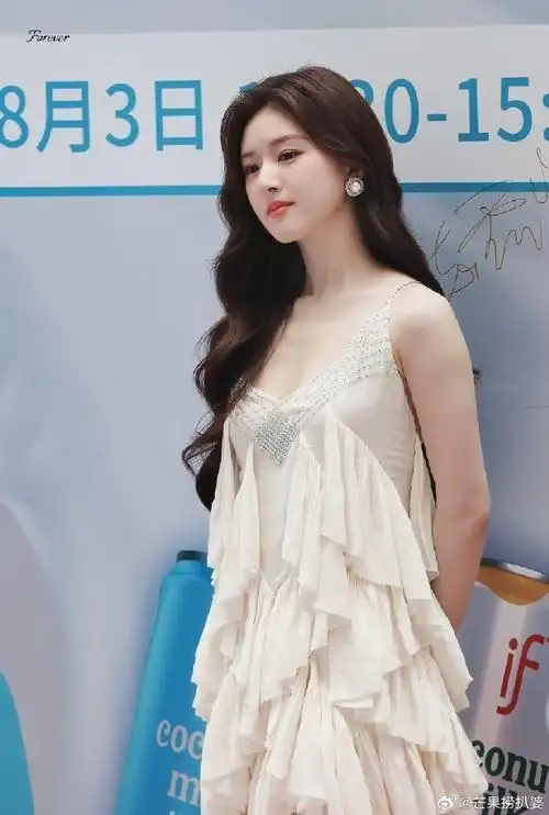 赵露思if活动路透##赵露思摇裙摆