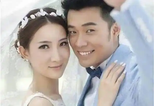 陈赫女子晒照,女儿和男生牵手好欢乐,却被网友质疑只为女儿打码_张子