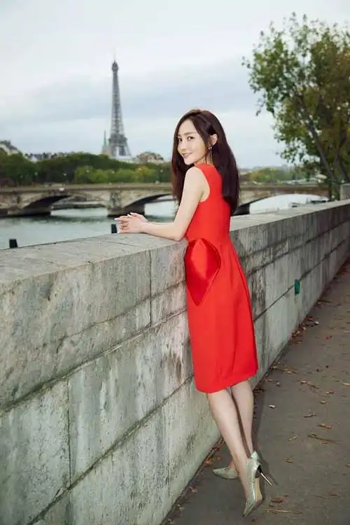 姚笛红裙巴黎街拍性感浪漫高清图片