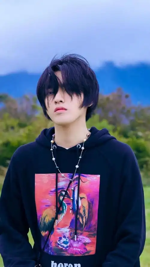 休闲风男孩吴亦凡时尚阳光写真