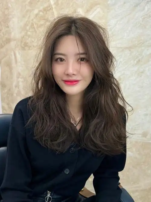 中长发的女孩子爱不可少的一款造型烫,卷度中大卷,平时自己在家就可以