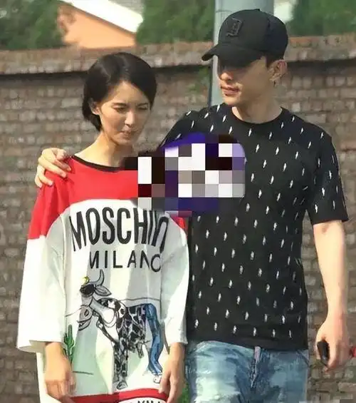 修成正果胡夏拜访金晨父母晚饭后一起牵手遛狗恋情早有端倪