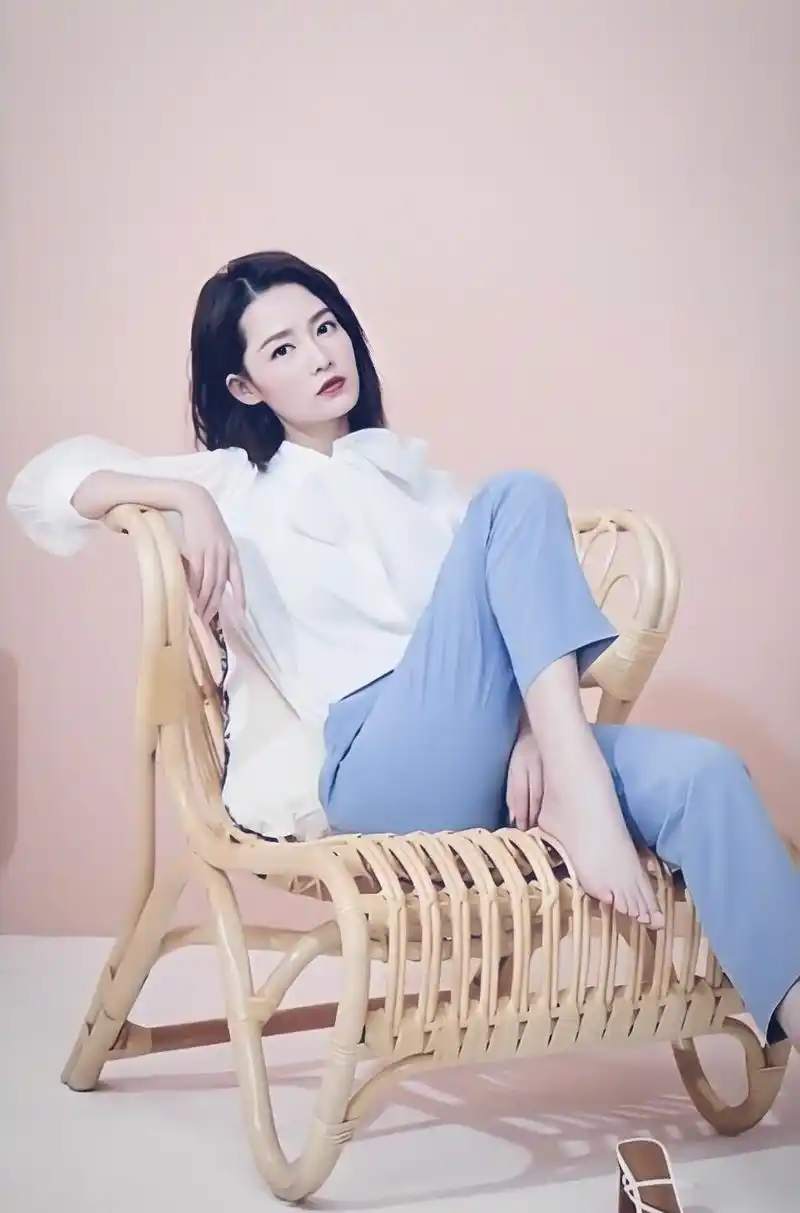 李沁的衣品真高级亮片礼服晒出美背开叉裙摆小秀大长腿