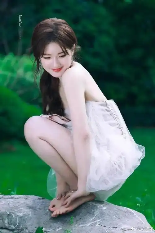 赵露思穿抹胸纱裙仙气腾腾 赤脚天使蹲美如童话