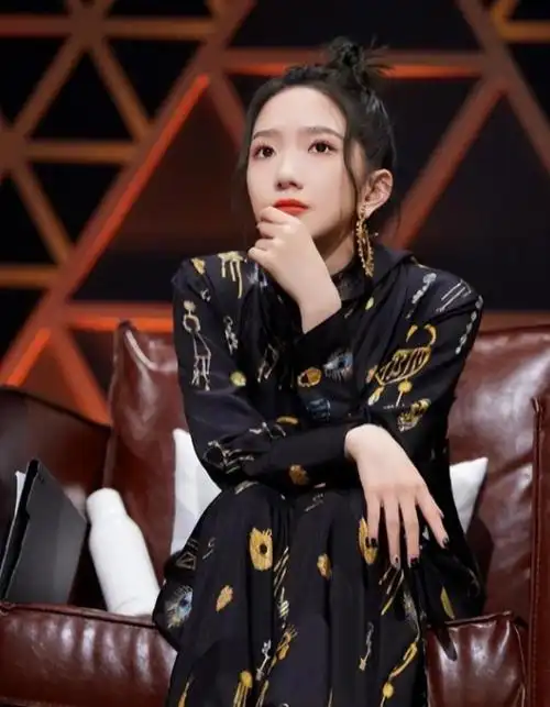 作为比孟美岐出道时间更久的前辈,无论是经历还是歌艺都胜过了她.