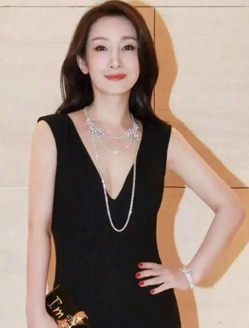 回顾影后秦海璐:每月给丧子丧夫的婆婆生活费,以后我就是您亲女儿