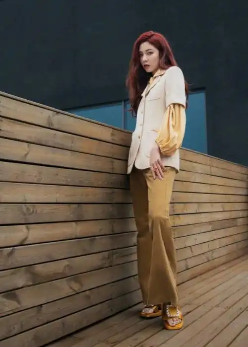 宋妍霏又带火了一种穿搭外短内长层次分明时尚又保暖