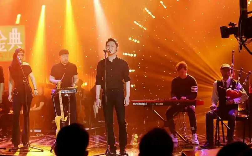 这个乐队的贝斯手,鼓手现在还是梁博乐队的成员,键盘手是他