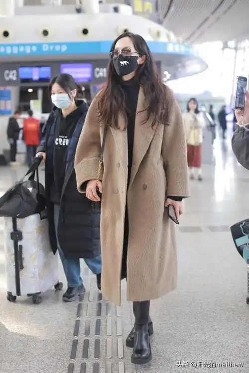 韩雪结束浪姐5初舞台录制现身机场驼色大衣搭配墨镜简约摩登