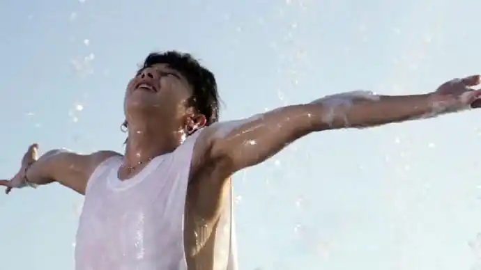 有人洗澡不脱衣服不乖噢!#华晨宇. 来自懒羊羊的远房亲戚 - 微博