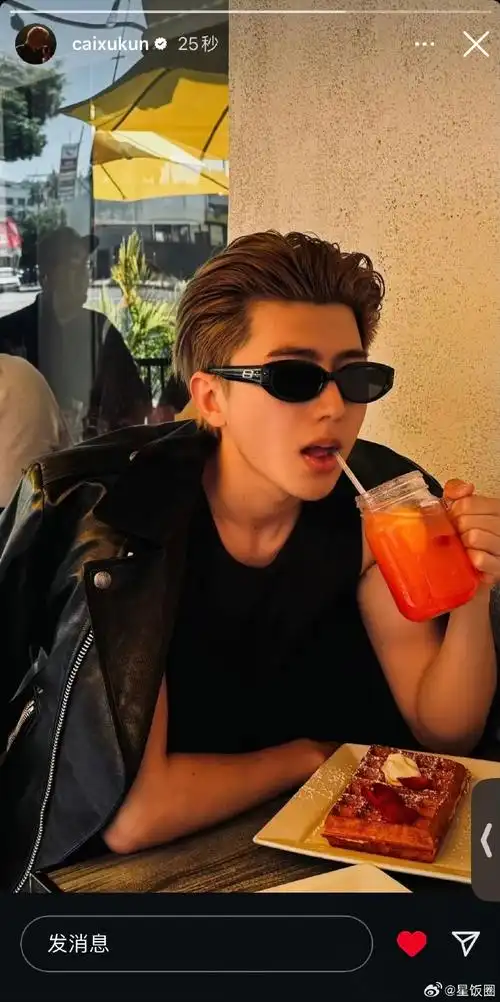 蔡徐坤墨镜背头随拍##蔡徐坤背头皮衣cool感