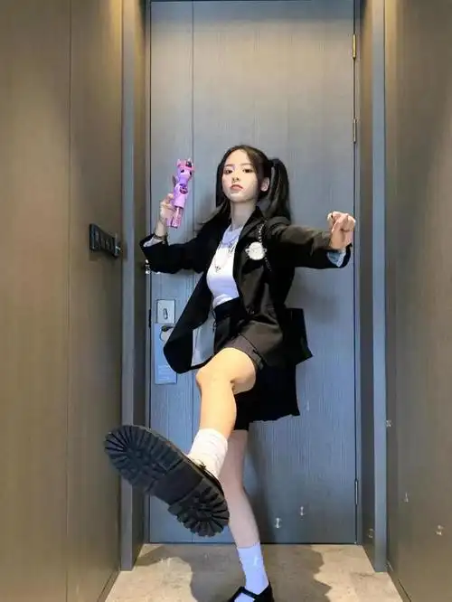 杨超越穿"jk"套装,头上扎两个小马尾,这才是少女感十足