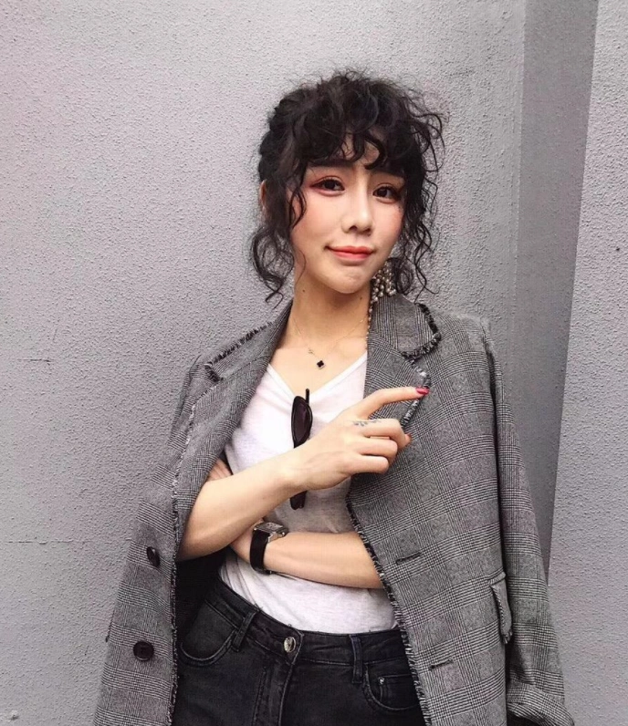 2018最新"小卷烫"发型,完美修饰脸型,更显时尚女王范儿!