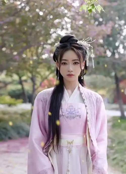 婉约动人!吴谨言清明时节古装造型成为众人追捧焦点