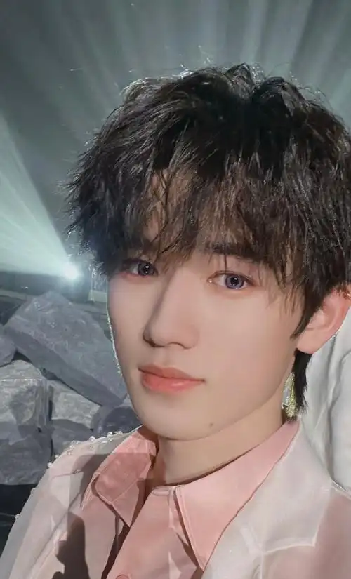 牙酸宝宝人好看眼睛好看所以什么样的瞳色都好看咧#宋亚轩瞳色