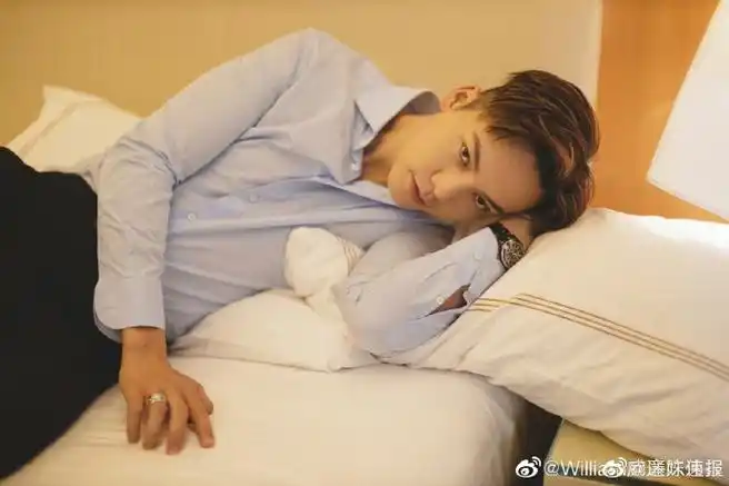 陈伟霆胸肌快把衬衫扣子崩开了#陈伟霆身材也太好了!