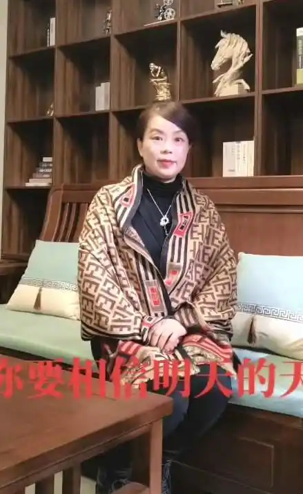 照片也被黑粉吐槽,有人说许妈脖子上戴的项链就值5万,看看许敏的衣着