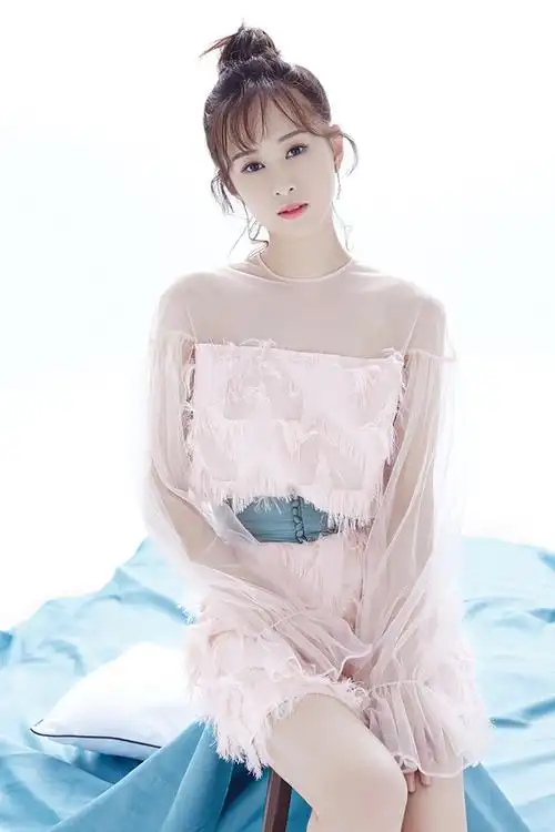 近日,演员韩烨曝光一组清新写真,照片中韩烨扎着甜美的丸子头笑容甜美