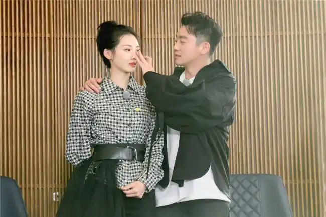 奔跑吧9郑恺苗苗泪洒现场收视持续领跑创新高