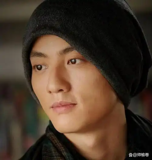 他,18岁进入演员行业,在圈内发展了近三十年,妥妥的实力派男演员.