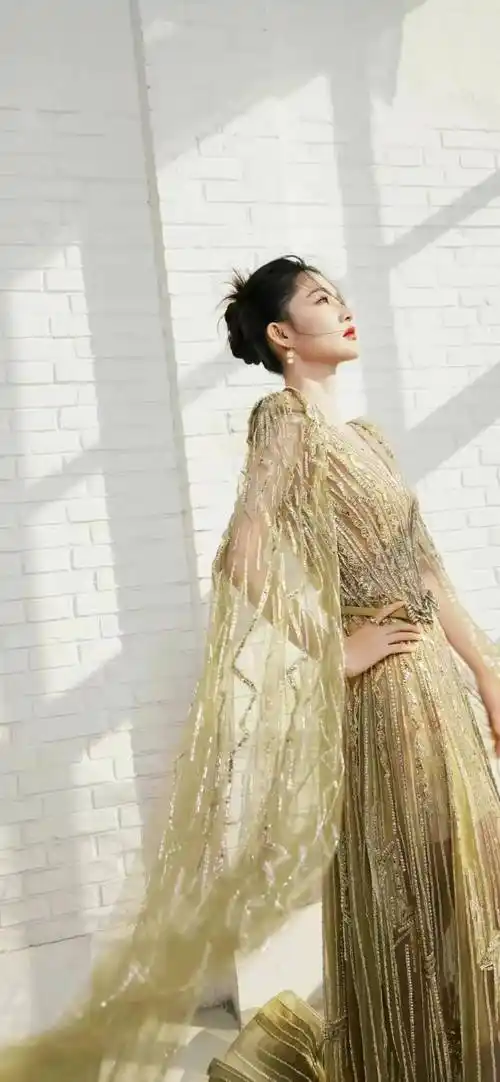 原创李沁惊艳亮相深v领金色礼服展现性感魅力璀璨如星光闪耀全场