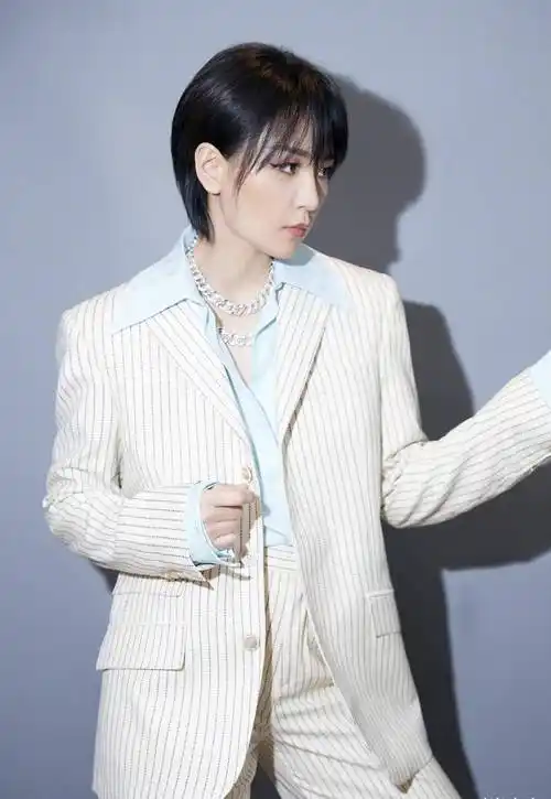 周笔畅美图来袭,米白色西服套装搭配荷叶边衬衫,金色眼镜可飒可暖