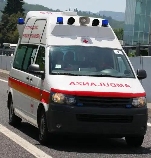 意大利红十字会救护车运行快速在事故